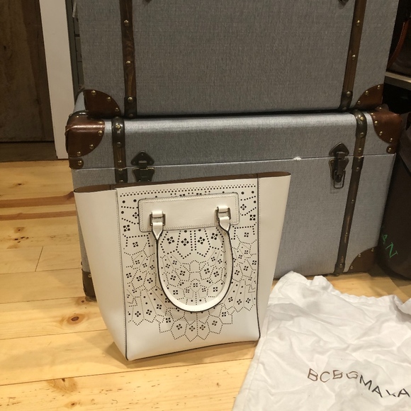 **NEW** AUTHENTIC WHITE BCBG HANDBAG. - Picture 5 of 8